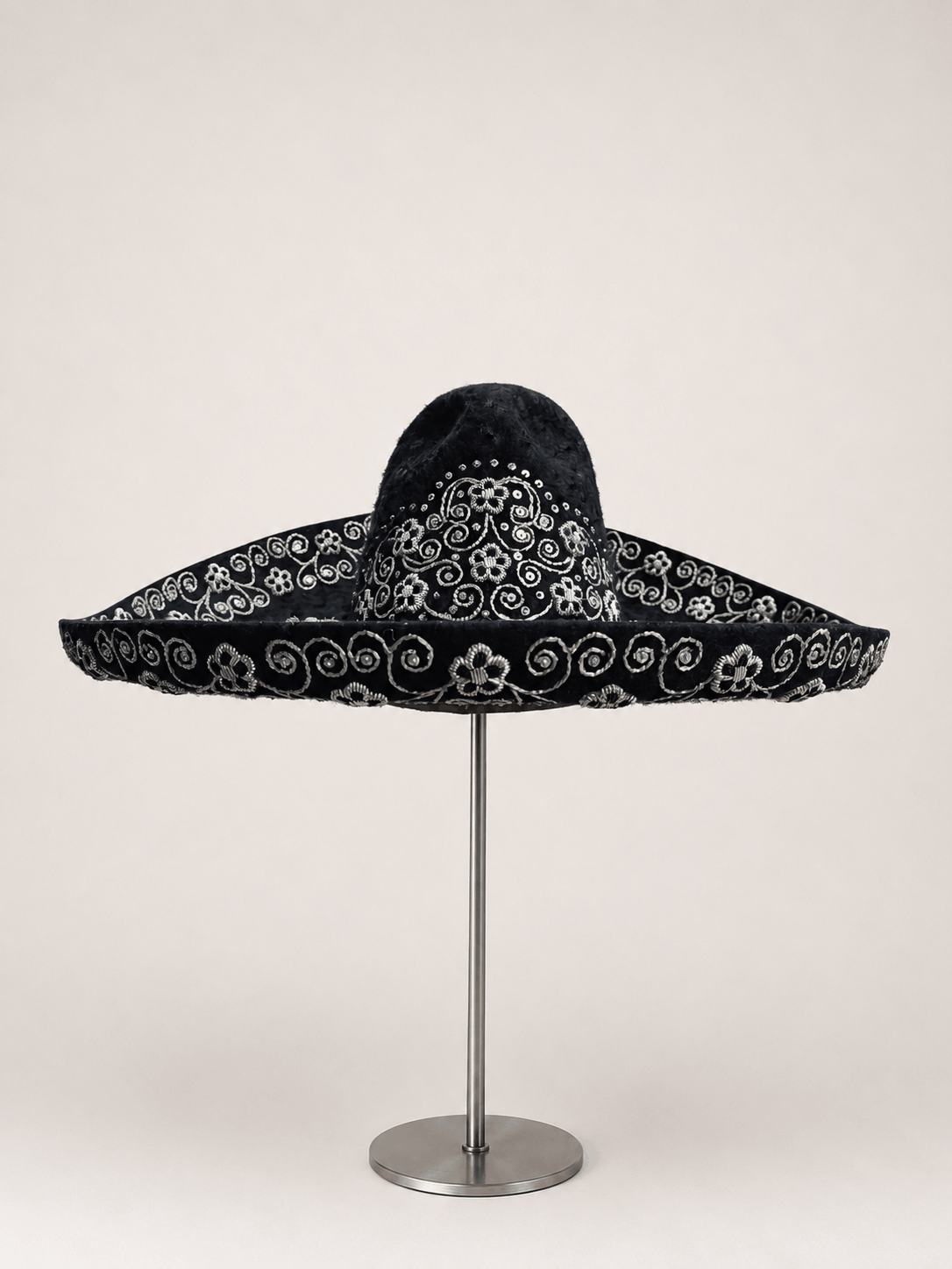 Sombrero charro San Luis moderado negro con bordado plata