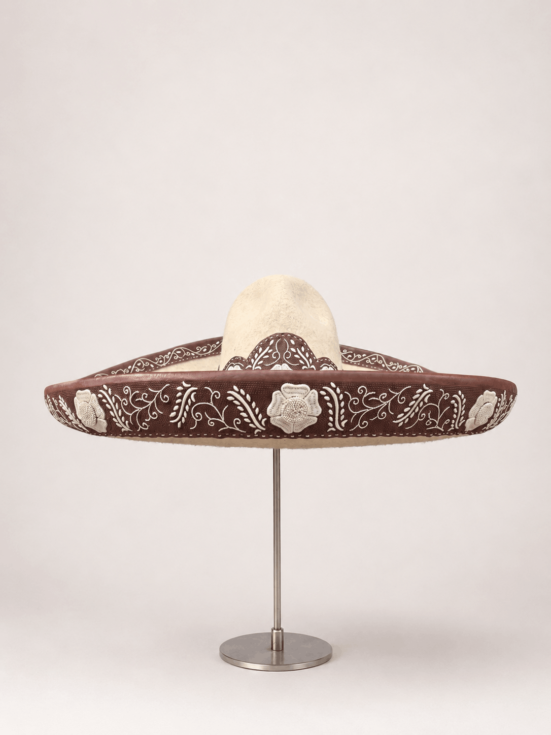 Sombrero charro estilo Jalisco con ribete de piel bordada en pita