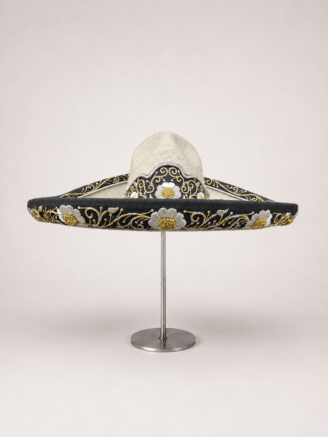 Sombrero charro San Luis moderado con ribete bordado en canutillo
