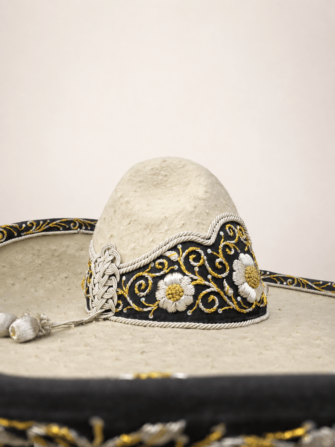Sombrero charro San Luis moderado con ribete bordado en canutillo
