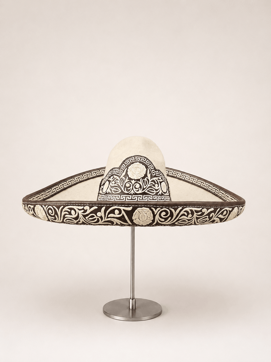 Sombrero charro San Luis moderado con ribete de piel bordada en pita