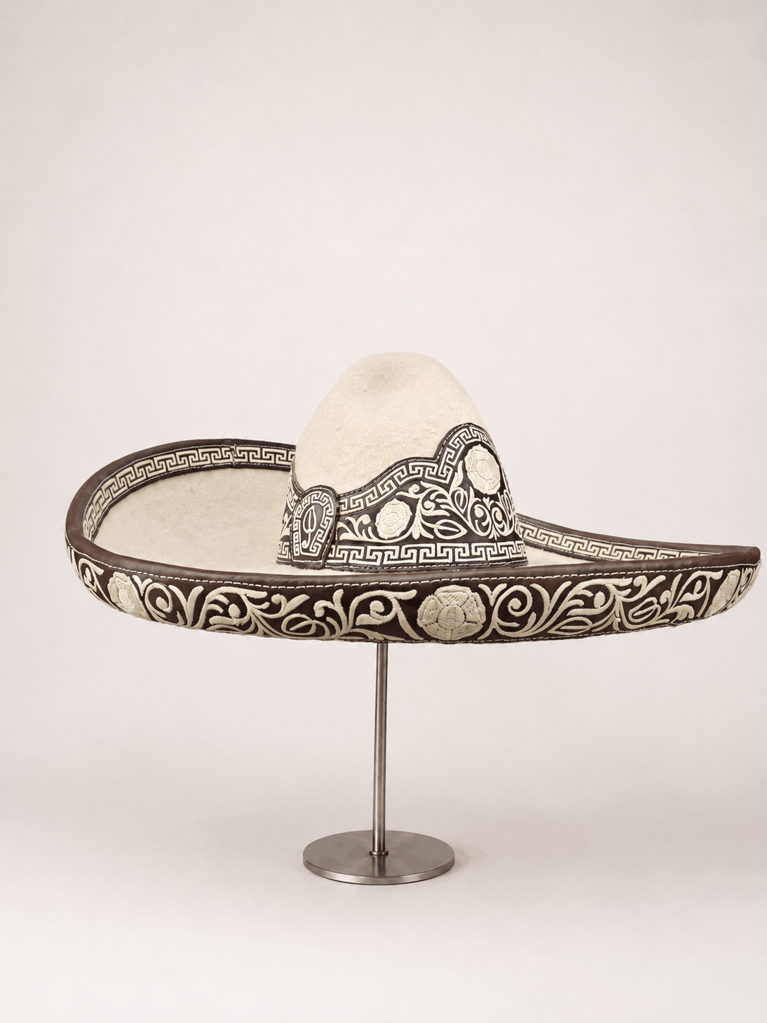 Sombrero charro San Luis moderado con ribete de piel bordada en pita