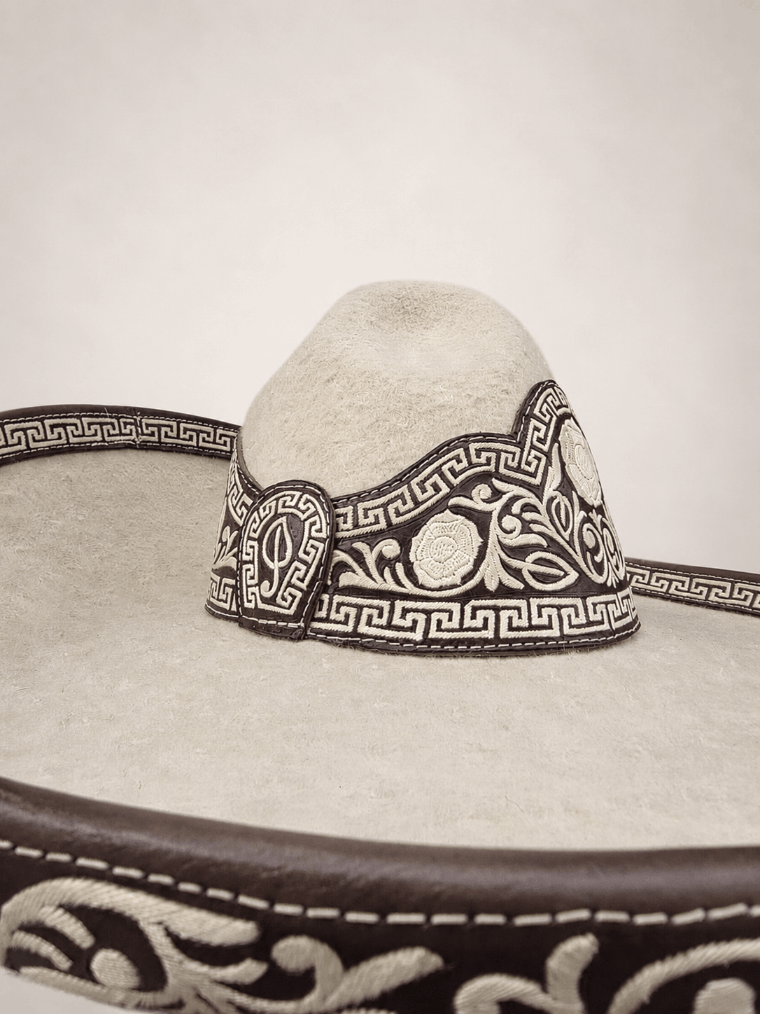 Sombrero charro San Luis moderado con ribete de piel bordada en pita