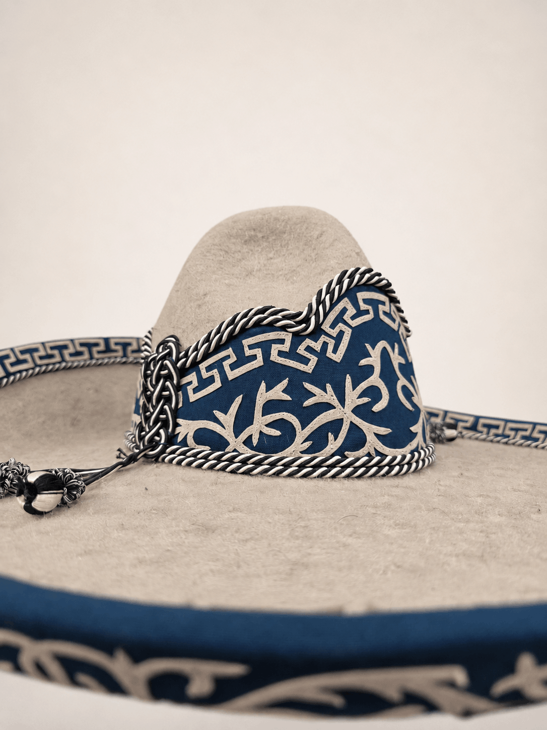 Sombrero charro infantil San Luis moderado color arena con casimir azul marino - Image 3