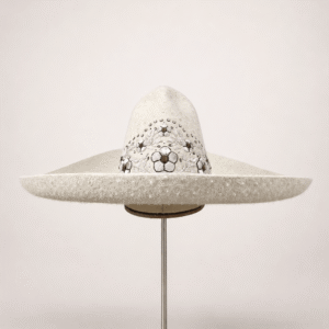 Sombrero charro de pelo de liebre blanco con bordado plata y cobre