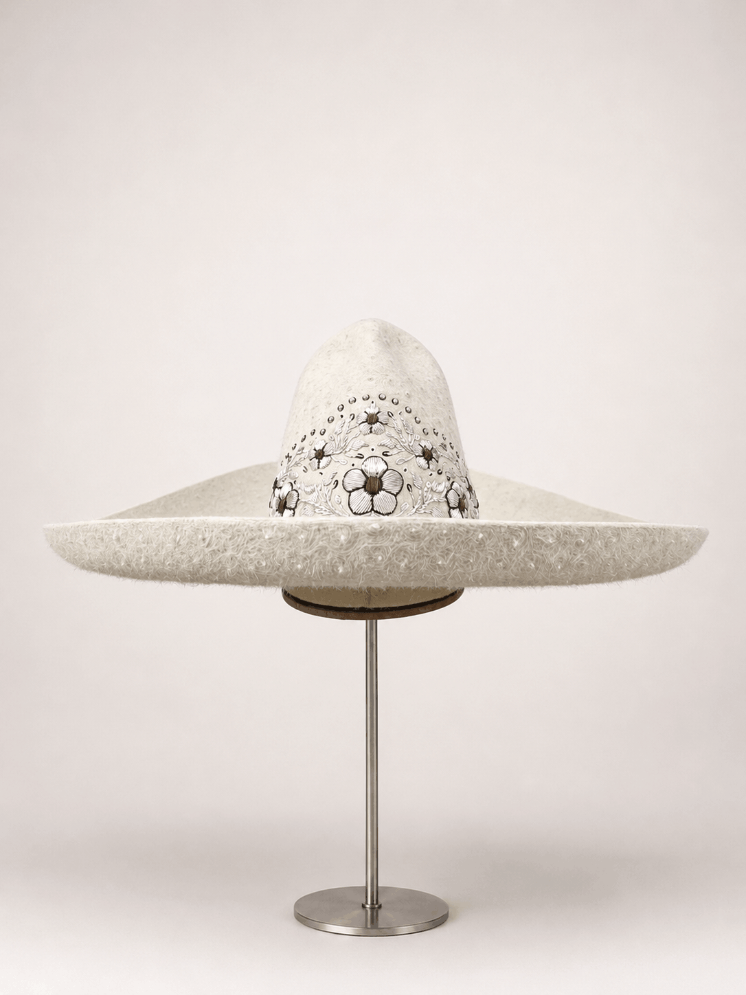 Sombrero charro de pelo de liebre blanco con bordado plata y cobre