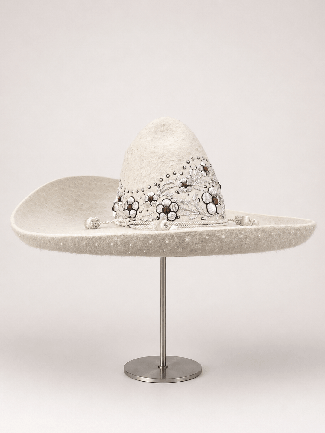 Sombrero charro de pelo de liebre blanco con bordado plata y cobre