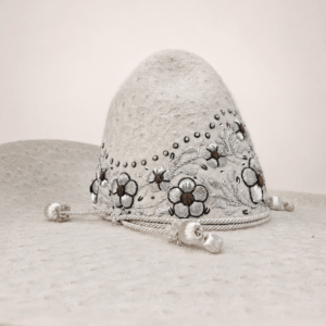 Sombrero charro de pelo de liebre blanco con bordado plata y cobre
