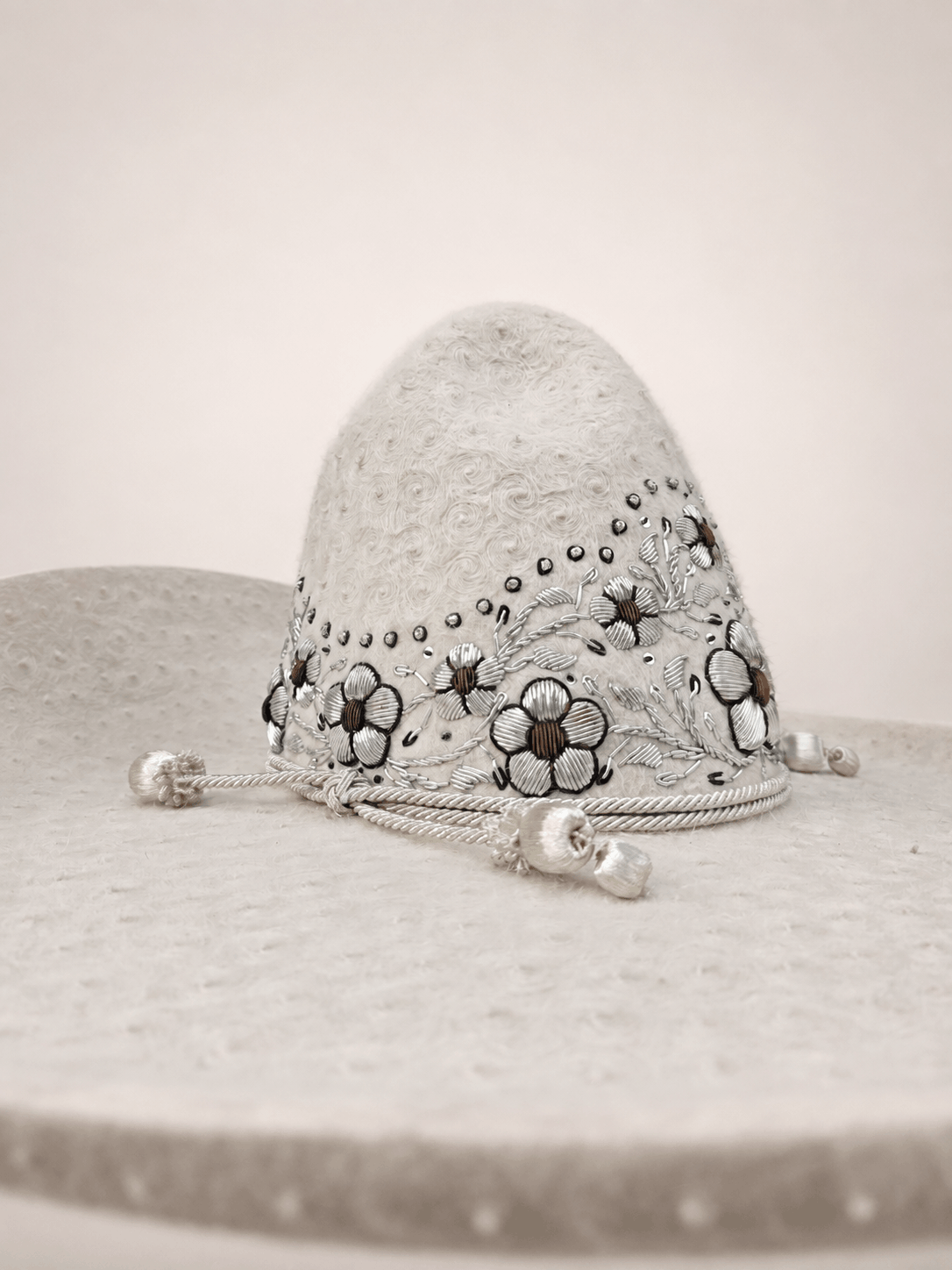 Sombrero charro de pelo de liebre blanco con bordado plata y cobre