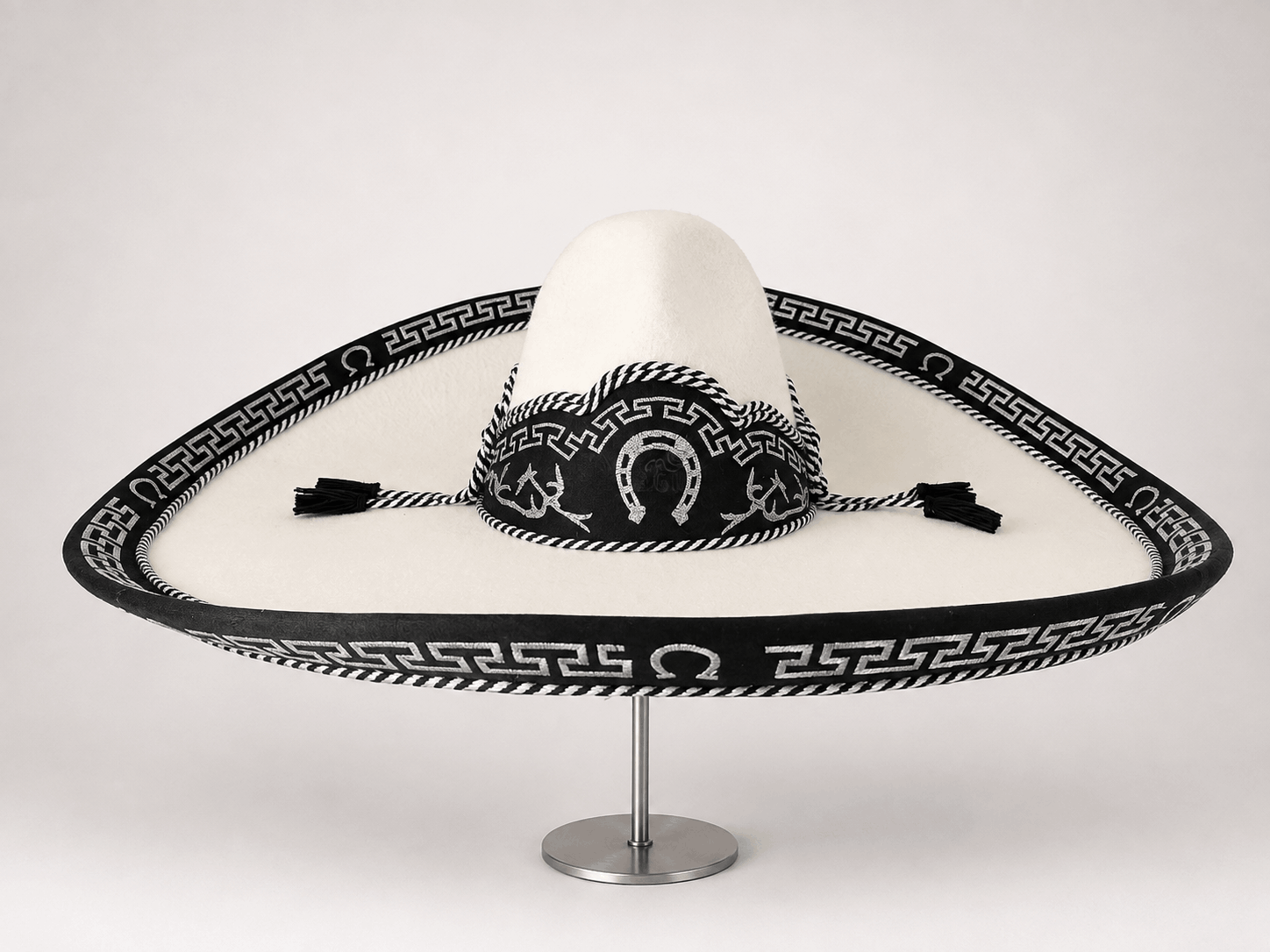 sombrero-blanco-con-negro-herradura